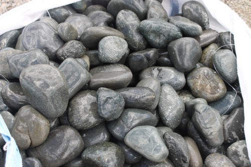 Темно-серый валунчик фр.100-300 мм.  купить в Воронеже крупный природный камень серый, темно-серый, светло-серый речная галька большого размера окатанная 4500 руб/т   фото 