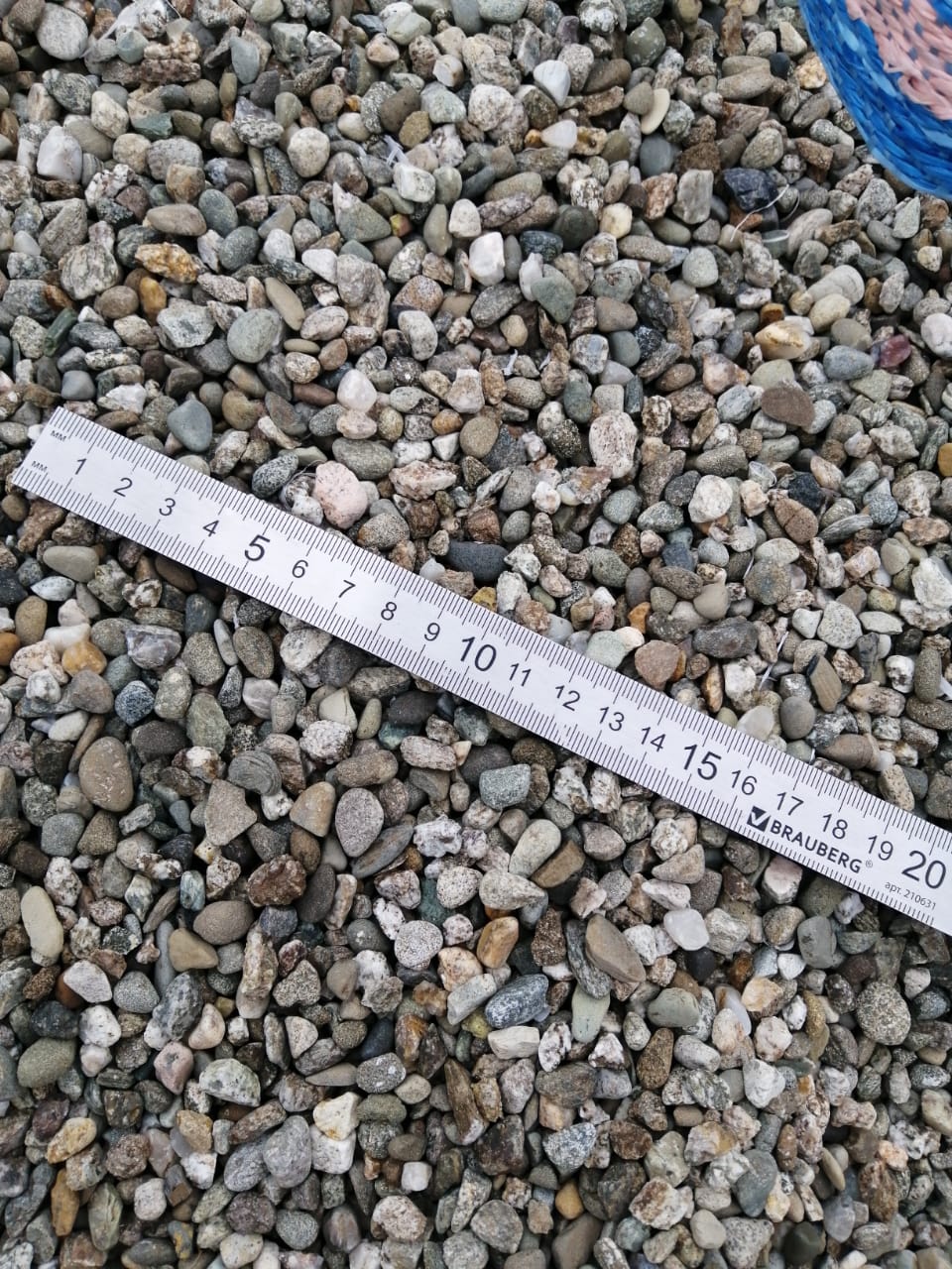  Галька речная окат (серая) фр.3-5 мм купить   в Воронеже галька речная серая бежевый темно-серый окатанный речной камень округлый 8000 руб/т   фото 