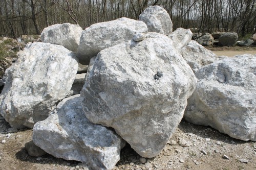 Мраморизированный известняк фр.500-1500 мм.  купить в Воронеже    7 000 руб/т   фото 