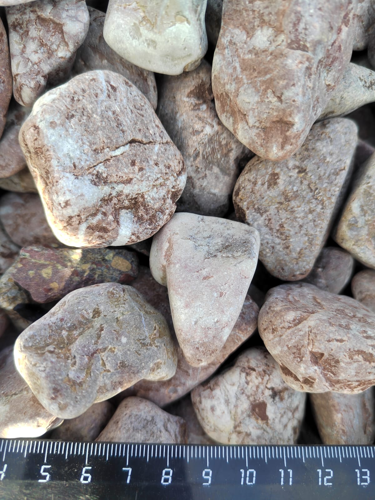  Розовая галька (щебень галтованный розовый) фр.20-40 мм.  купить  в Воронеже мрамор розовый, красный оголтованный округлый щебень  13500 руб/т   фото 