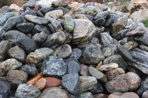  Ландшафтные валунчики фр.100-500 мм.  купить в Воронеже крупный природный камень серый, темно-серый, светло-серый речной валун крупный 4800 руб/т   фото 