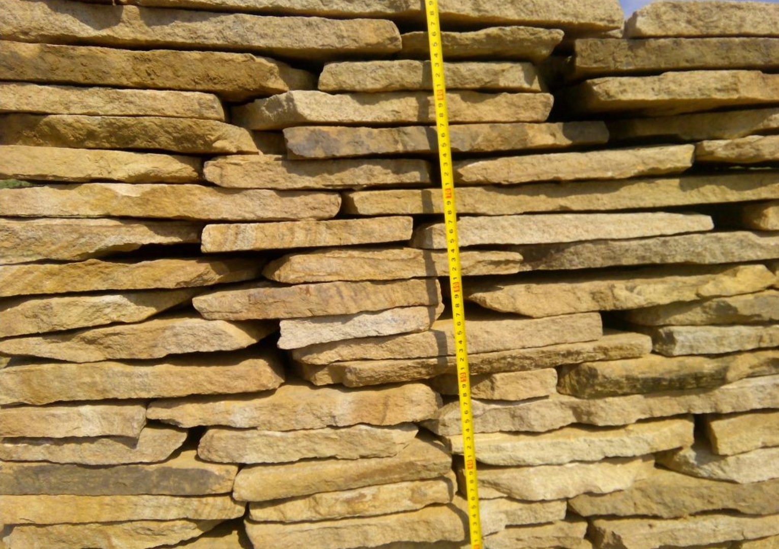 Песчаник пластушка желтый с разводом под дерево (2 см)  купить  в Воронеже плитняк желтый с разводами, желтый, рыжий, серый песчаник пластушка рваная ландшафтная 11 000 руб/м3   фото 