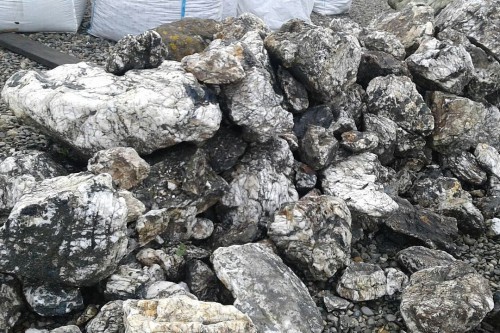  Черный гранит - кварцит фр. 500-1000 мм.  купить в Воронеже гранит кварцит черный серый белый скальный колотый валун 7000 руб/т   фото 