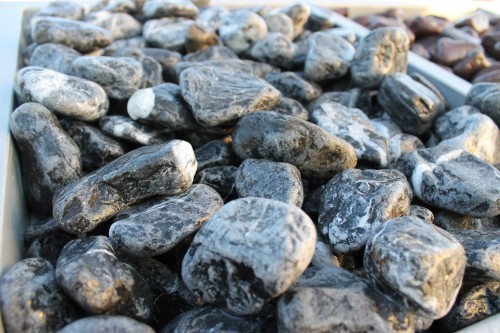  Галька мраморная черная (щебень галтованный черный мрамор) фр. 50-100 мм.  купить  в Воронеже мрамор черный с белыми прожилками щебень ландшафтный мраморный 9000 руб/т   фото 
