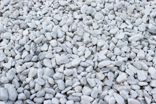 Белая мраморная галька (щебень галтованный белый) фр.10-20 мм.  купить  в Воронеже мрамор белый, молочный, айвори окатанный округлый декоративный ландшафтный щебень 14500 руб/т   фото 