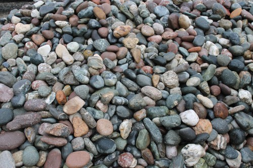  Галька окат (цветная картошка) фр. 50-100 мм. купить   в Воронеже галька природная окатанная серый белый цветной синий темно-серый коричневый округлый галечник окатанный 4500 руб/т   фото 