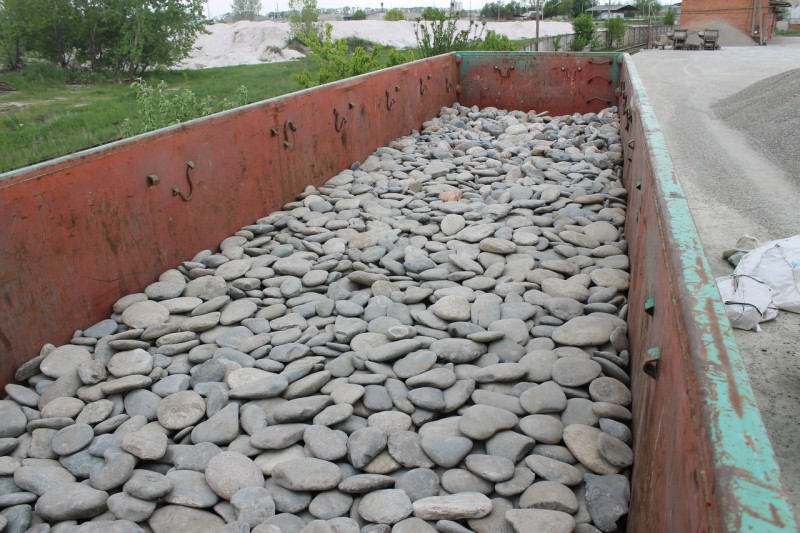 Kamenclub.ru: Галька речная плоская (серо-белая) фр. 70-120 мм. купить   в  Воронежегалька галечник речной серый, белый окатанная плоская  природная галька 7000 руб/т   фото КАМЕНЬ КЛУБ