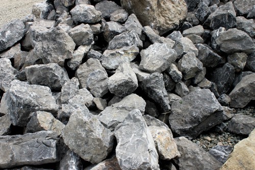  Черный мрамор скальник фр. 1000-1500 мм.  купить в Воронеже мрамор черный белый серый крупный колотый валун ландшафтный 9000 руб/т   фото 