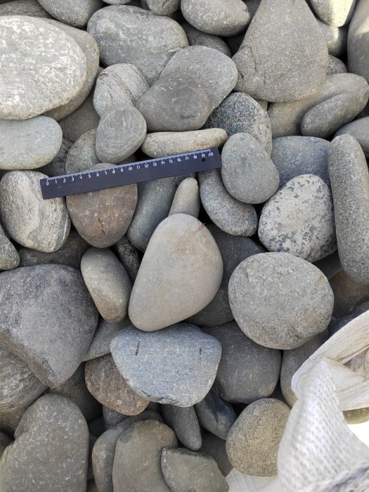  Галька речная плоская (темно-серая) фр. 70-150 мм. купить  в Воронеже  галечник природный темно-серый серый синий речная плоская природная окатанная  7000 руб/т   фото 