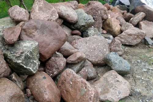 Конгломераты фр. 300-1000 мм.  купить в Воронеже кварц мрамор диабаз коричневый, серый зеленоватый речной валун крупный 6500 руб/т   фото 