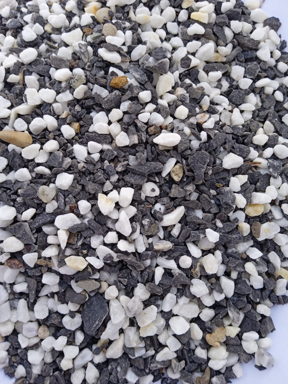  Мраморная галька (щебень галтованный микс:белый-черный-розовый-медовый) фр.5-10 мм.  купить  в Воронеже мрамор белый, медовый, черный, розовый мраморный галтованный щебень декоративный ландшафтный 14500 руб/т   фото 