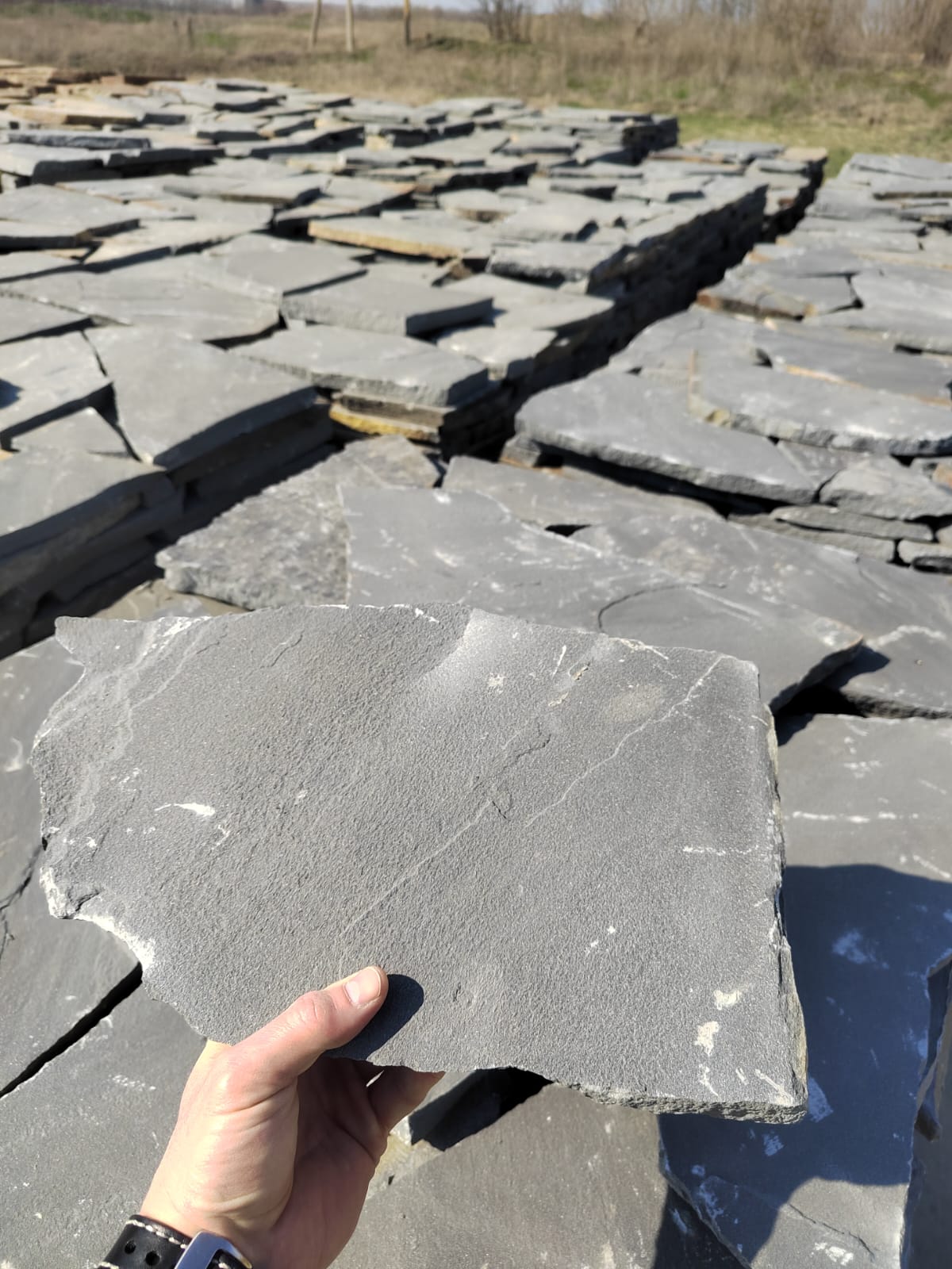 Песчаник пластушка светло-серый (2,0 см)  купить  в Воронеже плитняк- ластушка светло-серый, серый рваный ландшафтный плитняк колотый 7 500 руб/м3   фото 