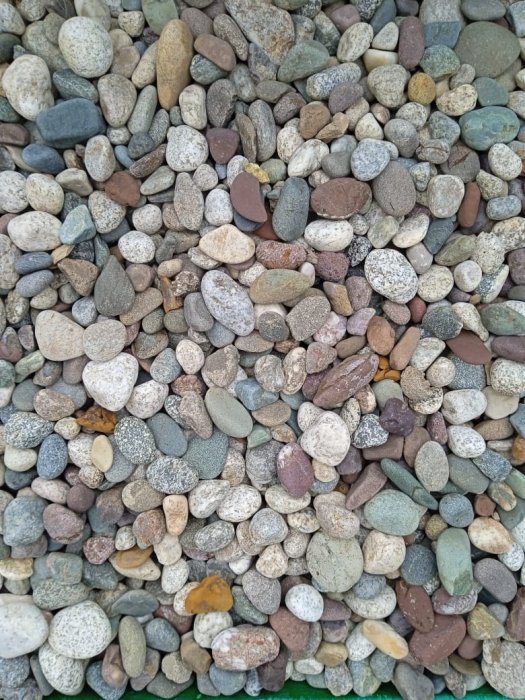  Галька горная речная окат (цветная) фр. 20-40 мм. купить   в Воронеже галька речная серый синий бежевый белый окатанная речная галька ландшафтная 5000 руб/т   фото 