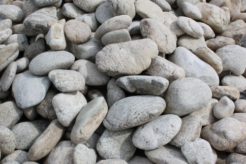 Бело-серый валунчик фр.100-300 мм.  купить в Воронеже крупный камень для ландшафта серый, белый бело-серый валун крупная галька 4500 руб/т   фото 