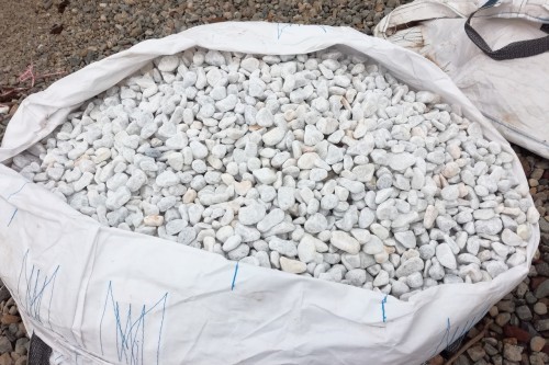  Галька белая мраморная (щебень галтованный белый), фр.20-40 мм.  купить  в Воронеже мрамор белый бежевый молочный мраморный щебень декоративный 14500 руб/т   фото 