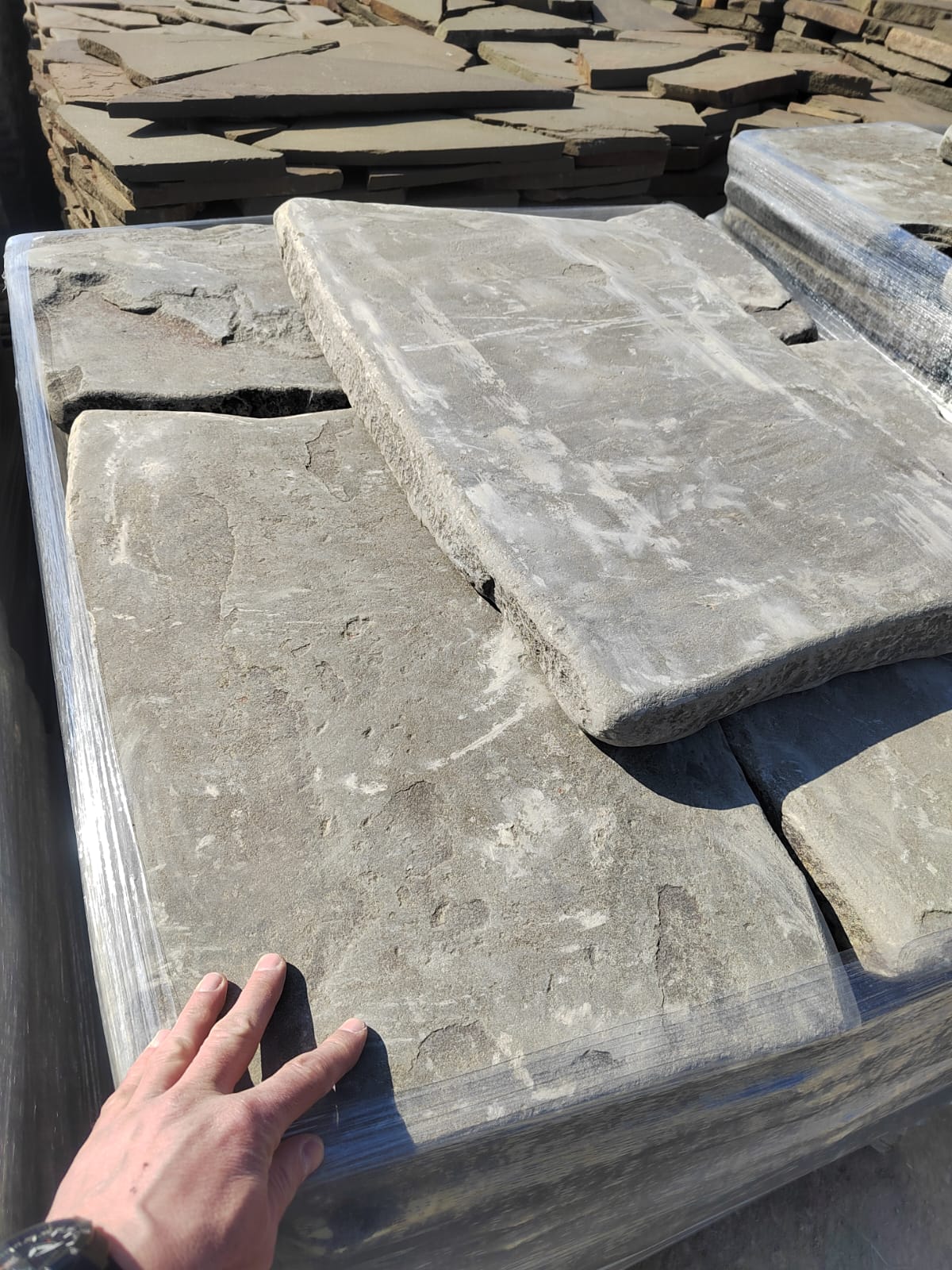 Песчаник пластушка галтованная светло-серая (3,0 см)  купить  в Воронеже песчаник светло-серый, серый ландшафтный камень рваный колотый 12 000 руб/м3   фото 