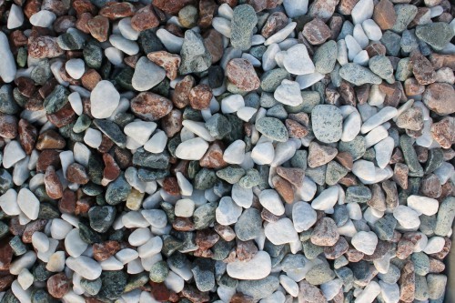  Микс разноцветной гальки (щебень галтованный микс:белый-зеленый-розовый) фр.20-40 мм.  купить  в Воронеже мрамор белый, зеленый, розовый мрамор декоративный (галтовка) 14500 руб/т   фото 