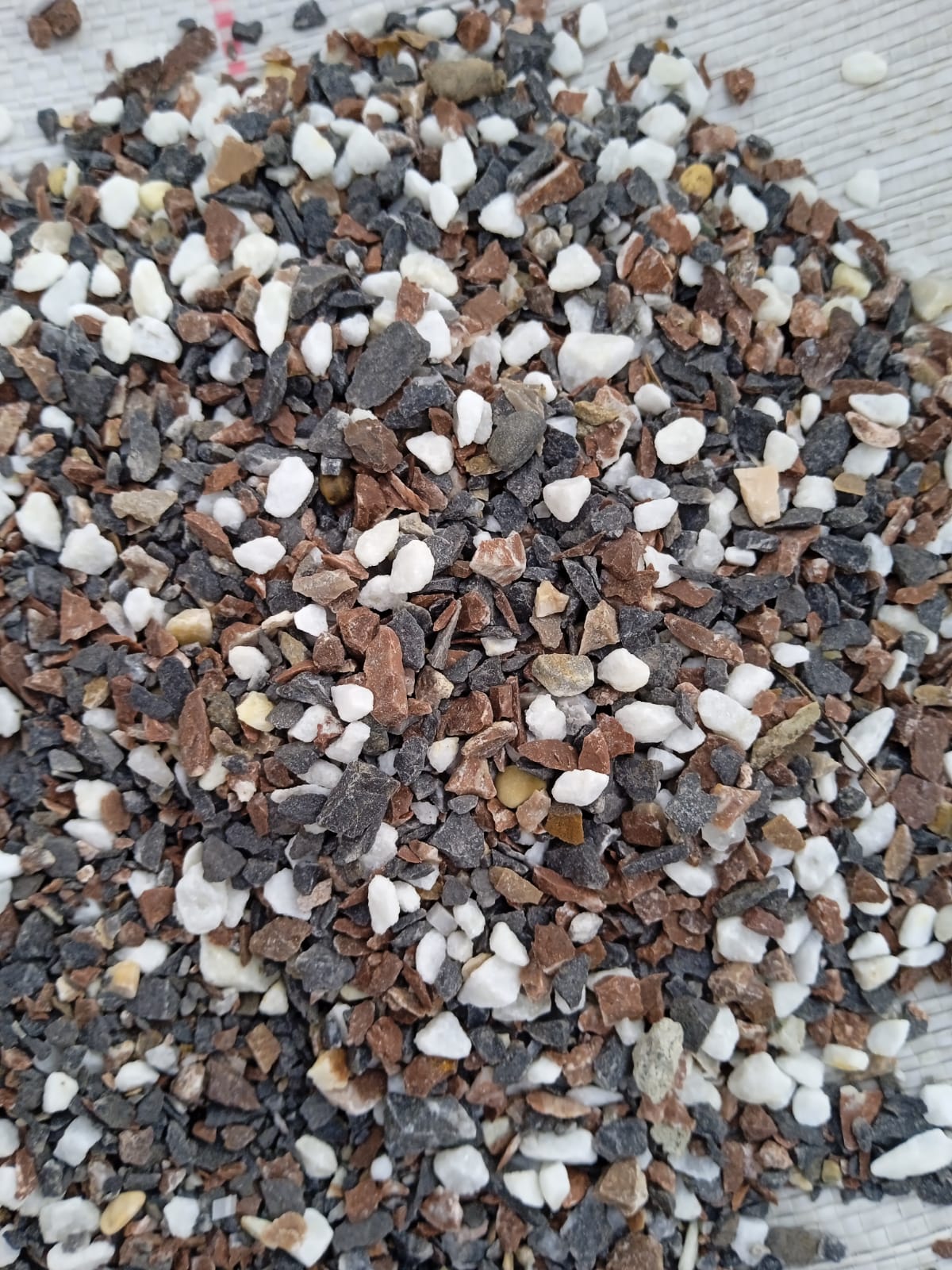  Мраморная галька Далматин (щебень галтованный микс:: белый-черный) фр.5-10 мм  купить  в Воронеже мрамор белый, черный, молочный, серый галтовка мраморная окатанная декоративная ландшафтная 14500 руб/т   фото 