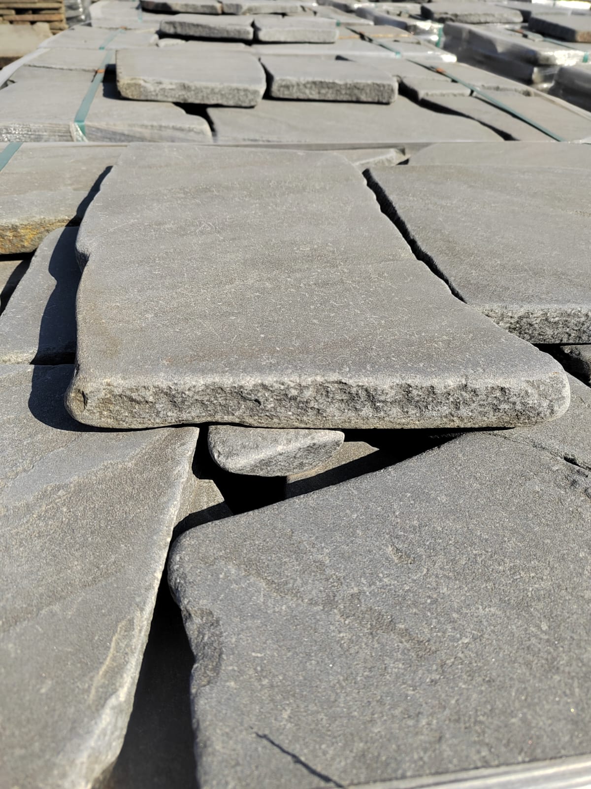 Песчаник пластушка светло-серый (4,0 - 6,0 см)  купить  в Воронеже плитняк - пластушка светло-серый песчаник 7 500 руб/м3   фото 