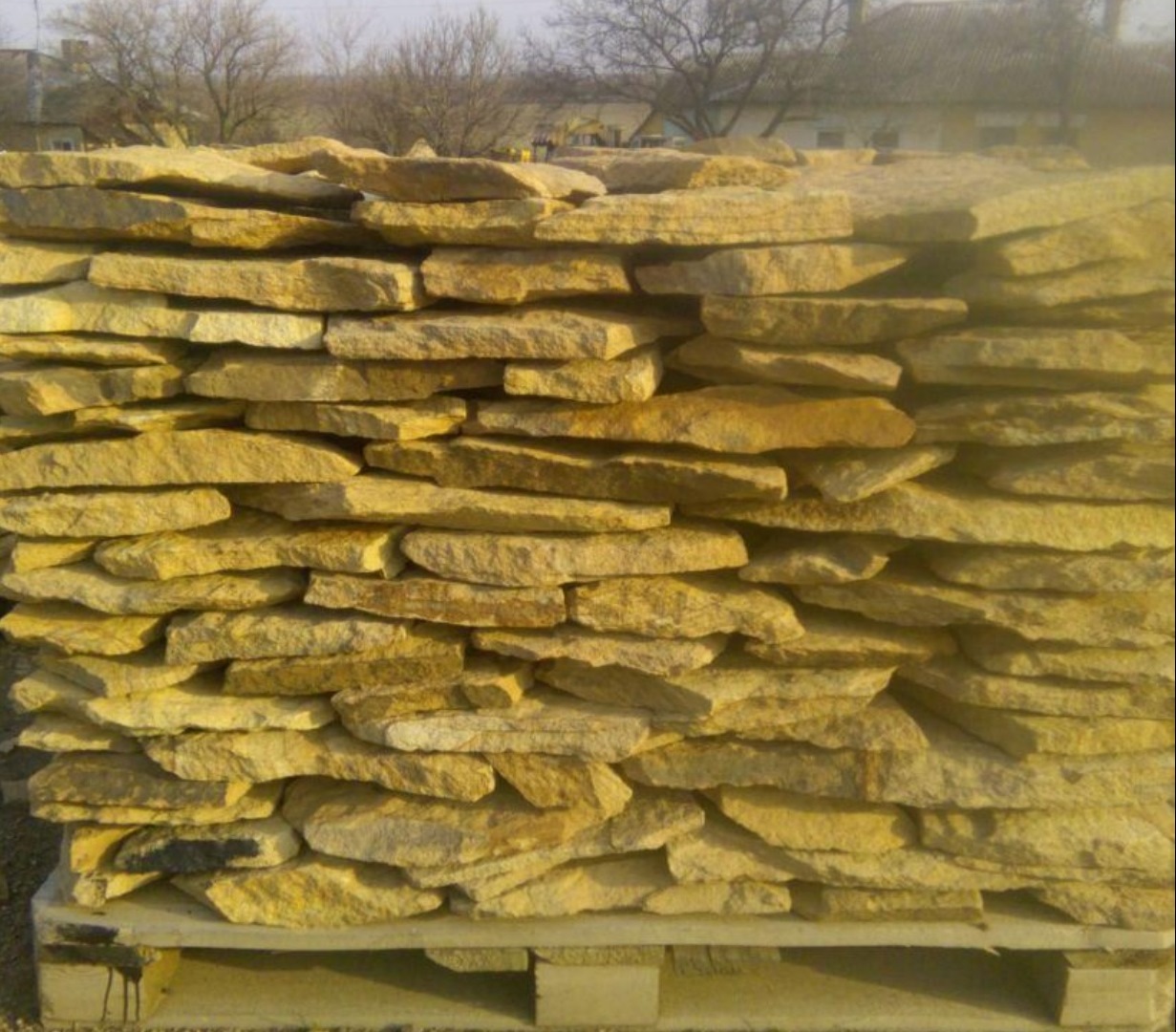 Песчаник пластушка "фонтанка" желтая (3,0 - 5,0 см)  купить  в Воронеже песчаник желтая, рыжий, желтый песчаник колотый рваный со сколом облицовочный 8 500 руб/м3   фото 