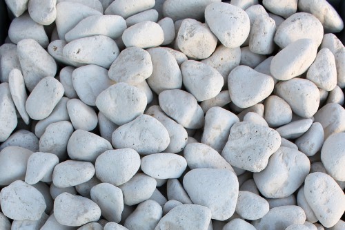 Белая галька (щебень галтованный белый мрамор) фр.5-10 мм.  купить  в Воронеже мрамор белый, айвори, молочный каменная мраморная декоративная ландшафтная крошка 14500 руб/т   фото 