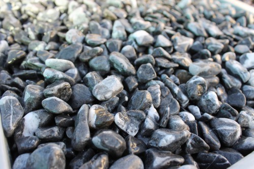  Черная галька с прожилками (галтованный черный мрамор) фр.10-20 мм.  купить  в Воронеже мрамор черный с белыми прожилками, черный, белый окатанный округлый ландшафтный декоративный щебень 13500 руб/т   фото 