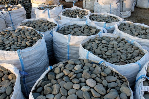 Kamenclub.ru: Галька речная плоская (темно-серая) фр. 100-200-300 мм. купить   в  Воронежегалька речная плоская темно-серый, серый, синий речной галечник плоский 6000 руб/т   фото КАМЕНЬ КЛУБ