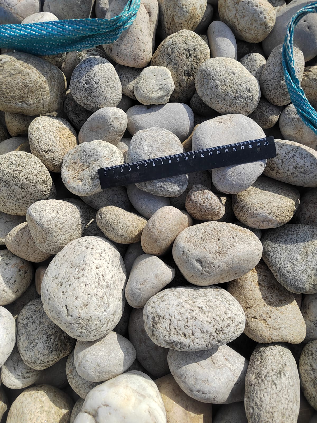  Галька речная окат (серо-белая) фр. 70-120 мм купить   в Воронеже галька галечник бело-серая, серо-белая, серая, белая речная природная галька  5500 руб/т   фото 