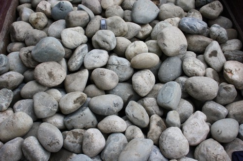 Речной валун (Ассорти) фр.100-300 мм.  купить в Воронеже галечник серый, темно-серый, светло-серый речная галька крупных размеров 4200 руб/т   фото 