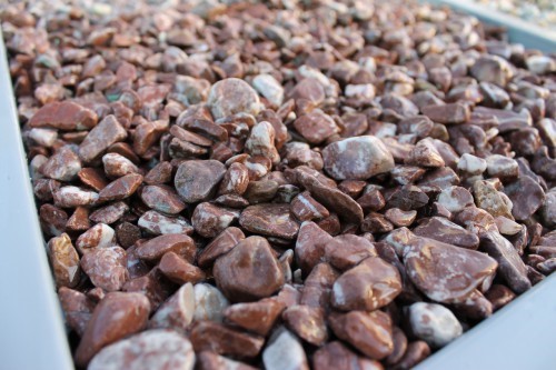  Розовая мраморная галька (щебень галтованный розовый) фр.10-20 мм.  купить  в Воронеже мрамор розовый, красный ландшафтный декоративный окатанный округлый щебень 13500 руб/т   фото 