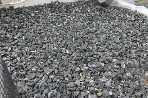  Щебень крошка черный (мрамор) фр. 10-20 мм.  купить  в Воронеже мрамор черный с белыми прожилками, черный, белый каменная ландшафтная декоративная крошка щебня 9000 руб/т   фото 