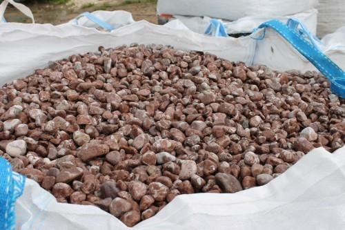  Розовая мраморная галька (щебень галтованный розовый) фр.10-20 мм.  купить  в Воронеже мрамор розовый, красный ландшафтный декоративный окатанный округлый щебень 13500 руб/т   фото 