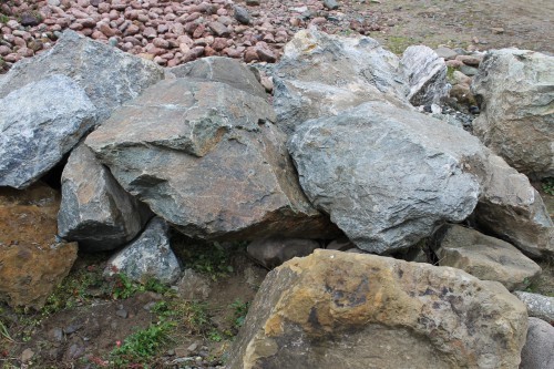  Змеевик скальник фр. 500-1500 мм.  купить в Воронеже змеевик зеленый серый черный глыба скальная колотая 7500 руб/т   фото 