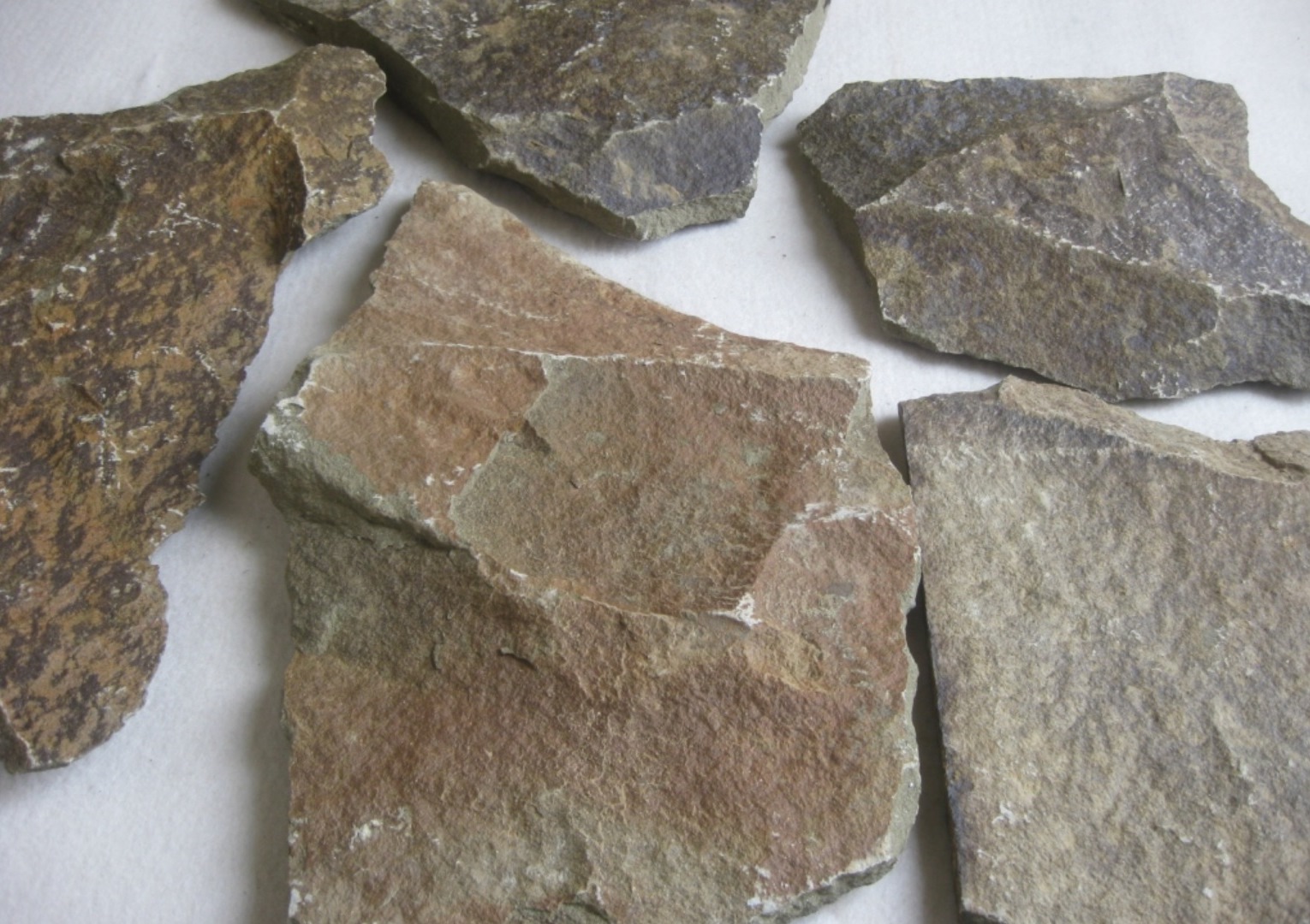 Песчаник пластушка "фонтанка" серо-зеленая (3,0-5,0 см)  купить  в Воронеже песчаник серо-зеленая колотые плитки облицовочные пластушки 8 500 руб/м3   фото 