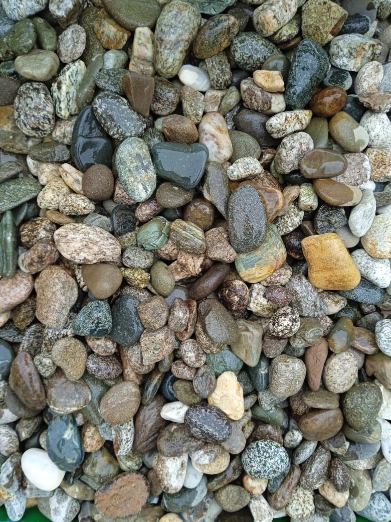  Галька горная речная окат (цветная) фр. 20-40 мм. купить   в Воронеже галька речная серый синий бежевый белый окатанная речная галька ландшафтная 5000 руб/т   фото 