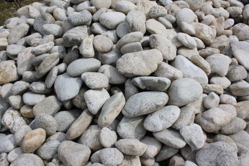  Бело-серый валунчик фр.100-300 мм.  купить в Воронеже крупный камень для ландшафта серый, белый бело-серый валун крупная галька 4500 руб/т   фото 