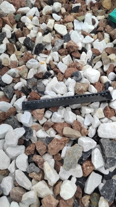  Мраморная крошка (щебень крошка микс : белый-черный-розовый) фр. 20-40 мм.  купить  в Воронеже мрамор белый, черный, розовый декоративная ландшафтная крошка 9500 руб/т   фото 