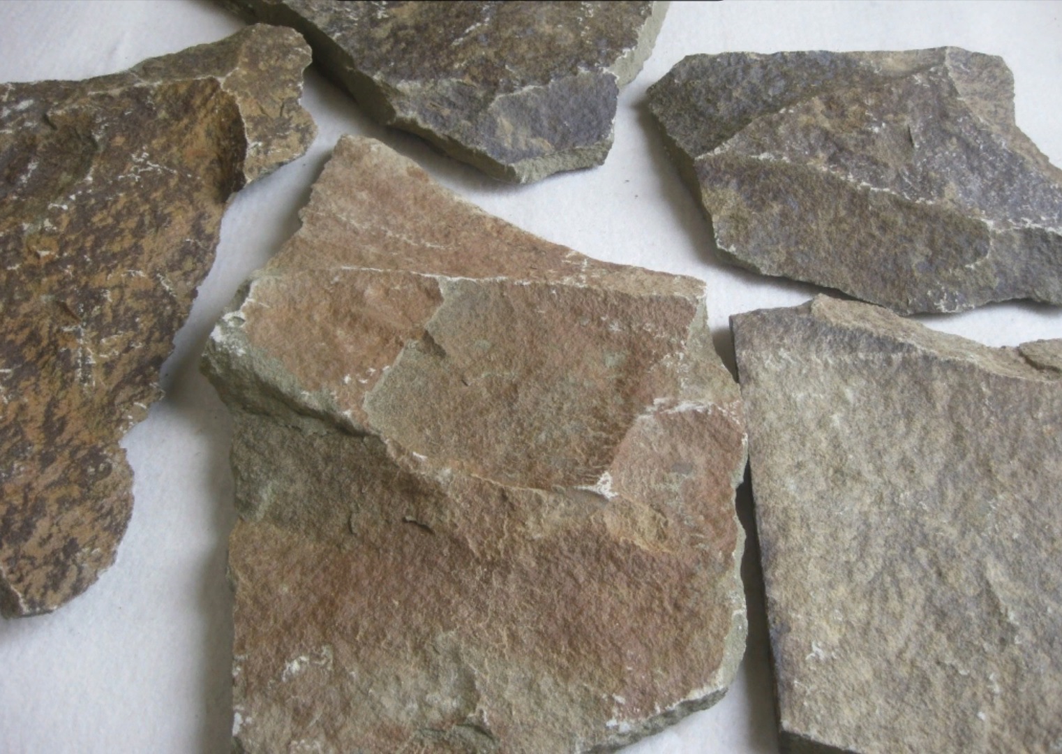 Песчаник пластушка "фонтанка" серо-зеленая (3,0-5,0 см)  купить  в Воронеже песчаник серо-зеленая колотые плитки облицовочные пластушки 8 500 руб/м3   фото 