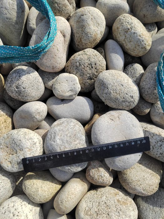  Галька речная окат (серо-белая) фр. 70-120 мм купить   в Воронеже галька галечник бело-серая, серо-белая, серая, белая речная природная галька  5500 руб/т   фото 