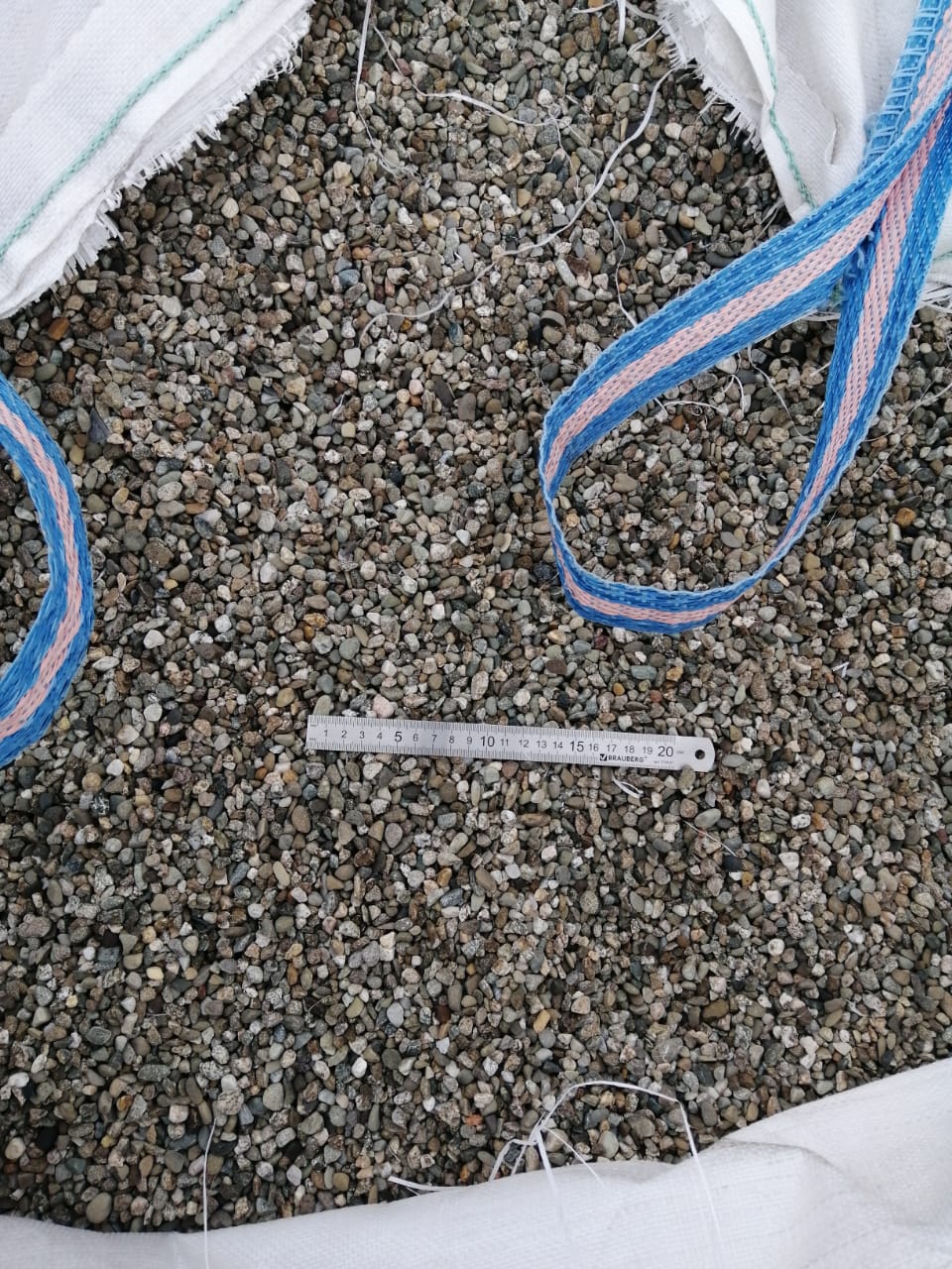  Галька речная окат (серая) фр.3-5 мм купить   в Воронеже галька речная серая бежевый темно-серый окатанный речной камень округлый 8000 руб/т   фото 