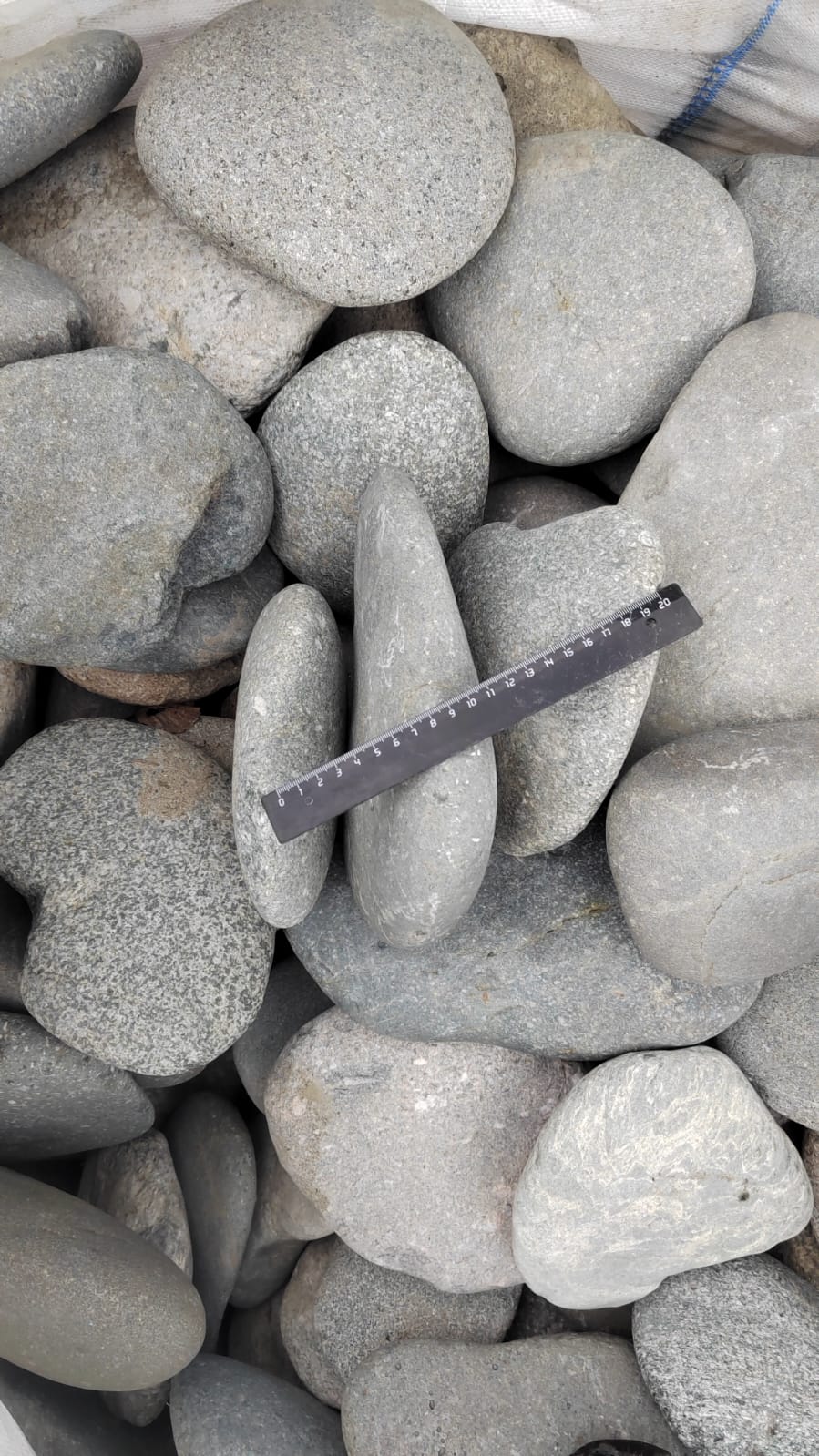 Kamenclub.ru: Галька речная плоская (темно-серая) фр. 70-150 мм. купить   в  Воронежегалечник природный темно-серый серый синий речная плоская природная окатанная  7000 руб/т   фото КАМЕНЬ КЛУБ