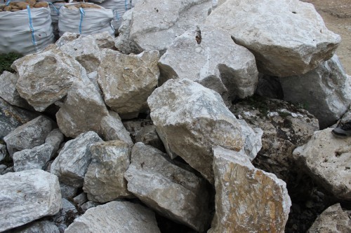  Мраморизированный известняк фр. 100-500 мм.  купить в Воронеже известняк серый белый темно-серый сероватый валун природного образования окатанный 7 500 руб/т   фото 